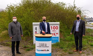 Die symbolische Inbetriebnahme nach Breitbandbau im Bereich Barntrup durch (v.l.) Landrat Dr. Axel Lehmann, Borris Ortmeier (Bürgermeister Stadt Barntrup) und Kai-Timo Wilke (Geschäftsführer sewikom). - Kreis Lippe Die symbolische Inbetriebnahme nach Breitbandbau im Bereich Barntrup durch (v.l.) Landrat Dr. Axel Lehmann, Borris Ortmeier (Bürgermeister Stadt Barntrup) und Kai-Timo Wilke (Geschäftsführer sewikom). - Kreis Lippe