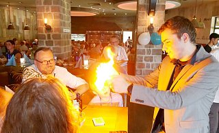 Flambierte Zaubertricks. Magier Daniel Dück begeistert die Gäste beim LZ-Botenfest. - Thomas Krügler