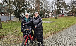 Ute Habigsberg-Bicker (links) und Monika Beckmann wollen als Doppelspitze grüne Themen in Lage voranbringen. Die Grundschule am Sedanplatz und der Platz selbst sollten aus ihrer Sicht multifunktional genutzt werden. - Astrid Sewing