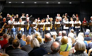 Generationen auf der Bühne bei einem gelungenen Projekt: Die Musiker und Musikerinnen von 11 bis 75 Jahren begeisterten ihr großes Publikum. - Fotorechte: Hans Böhm