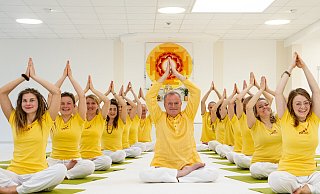 Das Yoga Vidya betreibt eigenen Angaben zufolge das europaweit größte Yoga-Seminarhaus in Bad Meinberg. Nach einem Urteil des Bundesarbeitsgerichts droht die Insolvenz, sagt Leiter und Gründer Volker Bretz (Mitte). - chandrashekara@burandt.net Das Yoga Vidya betreibt eigenen Angaben zufolge das europaweit größte Yoga-Seminarhaus in Bad Meinberg. Nach einem Urteil des Bundesarbeitsgerichts droht die Insolvenz, sagt Leiter und Gründer Volker Bretz (Mitte). - chandrashekara@burandt.net