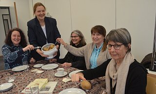 Gemeinsam Pellkartoffeln genießen und über ein zufriedenes, glückliches Leben nachdenken, das gefiel Britta Heuckeroth (v. l.), Grita Behrens, Karin Glöckner, Doris Diekmann und Monika Birgit Slawinski. Foto: Sibylle Kemna - Sibylle Kemna Gemeinsam Pellkartoffeln genießen und über ein zufriedenes, glückliches Leben nachdenken, das gefiel Britta Heuckeroth (v. l.), Grita Behrens, Karin Glöckner, Doris Diekmann und Monika Birgit Slawinski. Foto: Sibylle Kemna - Sibylle Kemna