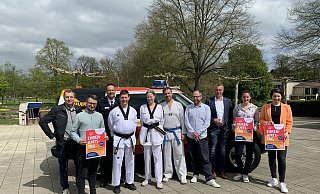 Vertreter der Feuerwehr Bad Salzuflen, des Taekwondo Koryo und der Stadtverwaltung freuen sich auf den Ehrenamtstag am 13. Mai im Kurpark. - Stadt Bad Salzuflen Vertreter der Feuerwehr Bad Salzuflen, des Taekwondo Koryo und der Stadtverwaltung freuen sich auf den Ehrenamtstag am 13. Mai im Kurpark. - Stadt Bad Salzuflen