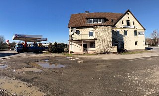 Die Tage des "Werler Krugs" sind gezählt, das leerstehende Gebäude wird bald abgerissen. Die Lkw-Tankstelle ist davon nicht betroffen. - Thomas Reineke Die Tage des "Werler Krugs" sind gezählt, das leerstehende Gebäude wird bald abgerissen. Die Lkw-Tankstelle ist davon nicht betroffen. - Thomas Reineke