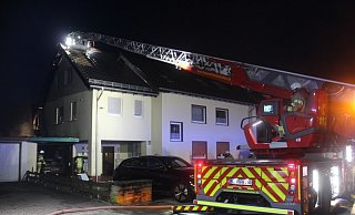 Am Adlerweg war zunächst ein Schuppen in Brand geraten, die Flammen griffen dann auf eine Garage, einen Balkon und den Dachstuhl des Hauses über. - Daniel Hobein / Feuerwehr Bad Salzuflen