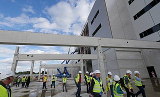Der niedrigere Anbau Richtung Bundestraße und Parkplätze wird später Kantine, Küche, Umkleide- und Büroräume beherbergen. - Jost Wolf Der niedrigere Anbau Richtung Bundestraße und Parkplätze wird später Kantine, Küche, Umkleide- und Büroräume beherbergen. - Jost Wolf
