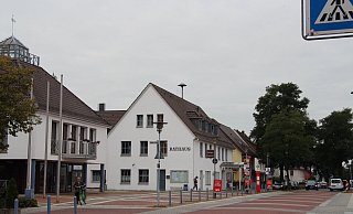 Das Rathaus und die Pivitsheider Straße in Augustdorf sollen umgestaltet werden. - Archivfoto: Nadine Uphoff