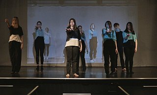 Die Video-Tanz-AG präsentiert das Stück „Wo soll ich suchen?" - Karla-Raveh-Gesamtschule