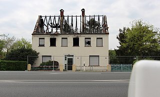 Die Ruine des Brandhauses steht weiter unberüht da. - Janet König
