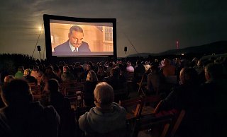 Premiere geglückt - die Hühner waren längst in den Federn, da lief auf der Egge vor ihrem Stall "Tod auf dem Nil". Es war die erste Mondscheinkino-Veranstaltung in Hörste. - Astrid Sewing
