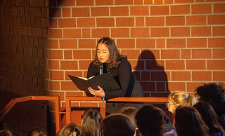 Maya Schirpke und ihre Mitschüler haben bei der szenischen Lesung aus vielerlei historischen Quellen rezitiert. - Raphael Bartling Maya Schirpke und ihre Mitschüler haben bei der szenischen Lesung aus vielerlei historischen Quellen rezitiert. - Raphael Bartling