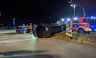 Ein Fahrzeug war bei dem Verkehrsunfall an der Straße „Hellweg“ auf die Seite gekippt. Foto: Feuerwehr Oerlinghausen - Feuerwehr Oerlinghausen Ein Fahrzeug war bei dem Verkehrsunfall an der Straße „Hellweg“ auf die Seite gekippt. Foto: Feuerwehr Oerlinghausen - Feuerwehr Oerlinghausen