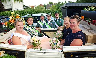 Das frisch gebackene Königspaar Sven Logermann und Steffi Kneese (links) fährt in der Kutsche durchs Dorf. - Nicole Ellerbrake
