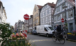 Fahrräder dürfen durch, Autos nicht. Nicht alle Kfz-Fahrer halten sich daran – insbesondere aus Richtung der Exterstraße kommend. Die Stadt hofft, dass sich das noch ändern wird. - Sven Koch
