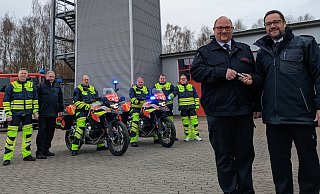 In Lippe im Einsatz: Sascha Medina (vorne rechts) übergibt Marco Gröne die Schlüssel für die neuen Kräder. Kreisbrandmeister Wolfgang Kornegger (hinten, Zweiter von links) freut sich mit Detlef Limpke, Emil Hein, Mario Trompeter, Mike Bartels und Ingo Büschemann (von links), die künftig auf den Motorrädern unterwegs sein werden. - Kreis Lippe