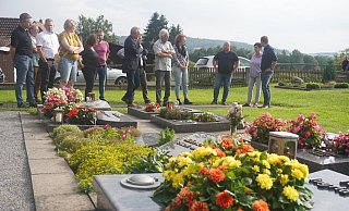 Die Mitglieder des Ausschusses für Bürgerservice, Ordnung und Feuerwehr haben sich den Zustand der Friedhöfe in drei Lügder Ortsteilen angeschaut. Im Trend sind, wie hier in Falkenhagen, die Urnengräber. - Michaela Weiße Die Mitglieder des Ausschusses für Bürgerservice, Ordnung und Feuerwehr haben sich den Zustand der Friedhöfe in drei Lügder Ortsteilen angeschaut. Im Trend sind, wie hier in Falkenhagen, die Urnengräber. - Michaela Weiße