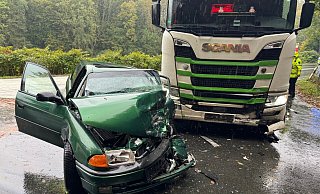 Ein Auto und ein Lkw sind auf der B238 zusammengestoßen. - Freitag TV