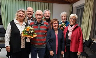 Der wiedergewählte Vorstand, mit der Vorsitzenden Waltraud Weber (Dritte von rechts) und den Geehrten (mit Blumenstrauß). - Gemischter Chor Leopoldstal Der wiedergewählte Vorstand, mit der Vorsitzenden Waltraud Weber (Dritte von rechts) und den Geehrten (mit Blumenstrauß). - Gemischter Chor Leopoldstal