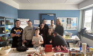 Kadir (von links), Seyyit (beide achte Klasse), Joel (fünfte Klasse), Zeinab, Lea, Nelly, Leonie, Jasmin und Leoni (alle zehnte Klasse) freuen sich, dass ihr Verkauf von Waffeln und weiteren Leckereien so erfolgreich gewesen ist. - Sekundarschule Blomberg Kadir (von links), Seyyit (beide achte Klasse), Joel (fünfte Klasse), Zeinab, Lea, Nelly, Leonie, Jasmin und Leoni (alle zehnte Klasse) freuen sich, dass ihr Verkauf von Waffeln und weiteren Leckereien so erfolgreich gewesen ist. - Sekundarschule Blomberg