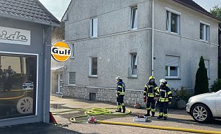 Die Feuerwehr hatte den Brand in einer Elektrounterverteilung in Pivitsheide schnell unter Kontrolle. - Feuerwehr Detmold Die Feuerwehr hatte den Brand in einer Elektrounterverteilung in Pivitsheide schnell unter Kontrolle. - Feuerwehr Detmold