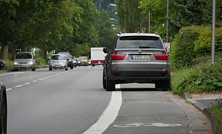 Trotz großer Fahrrad-Piktogramme wird auf dem zum Radweg umfunktionierten Randstreifen entlang der Friedrich-Ebert-Straße in Hiddesen weiterhin geparkt. - Jost Wolf Trotz großer Fahrrad-Piktogramme wird auf dem zum Radweg umfunktionierten Randstreifen entlang der Friedrich-Ebert-Straße in Hiddesen weiterhin geparkt. - Jost Wolf