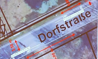 Auf der Dorfstraße in Ehrentrup werden Fahrbahnverengungen nach diesem Schema montiert. Fußgänger können dahinter sicher laufen. - Astrid Sewing