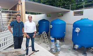 Lange haben sich Frank Erbs (links) und Rolf Stanislawski, Betreiber des Freibads in Schieder, die neuen Filter herbeigesehnt. Jetzt sind sie da. Doch in dieser Badesaison kommt zum letzten Mal die alte Technik zum Einsatz. - Michaela Weiße