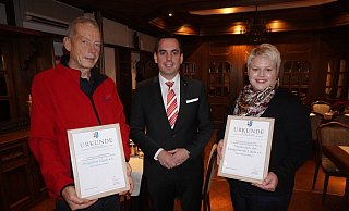 Bürgermeister Torben Blome (Mitte) überreicht Ulrich Dahnz und Anke Siefert die Urkunden. - Michaela Weiße Bürgermeister Torben Blome (Mitte) überreicht Ulrich Dahnz und Anke Siefert die Urkunden. - Michaela Weiße