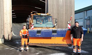 Andreas Hoffmann und Dennis Wehmeier vom Winterdienst der Stadt Detmold stehen mit dem Unimog vor der Salzhalle, die sich auf dem Bauhof befindet. - Jana Beckmann