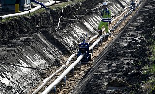 Ein Bauarbeiter überwacht in der Nähe von Büsum das Einziehen von einem Gleichstrom-Erdkabel des Projekts Nordlink. So ähnlich wird die Leitung für den «Rhein-Main-Link» installiert, die künftig klimaneutral erzeugten Windstrom aus der Nordsee Richtung Süden transportieren. soll. - picture alliance/dpa Ein Bauarbeiter überwacht in der Nähe von Büsum das Einziehen von einem Gleichstrom-Erdkabel des Projekts Nordlink. So ähnlich wird die Leitung für den «Rhein-Main-Link» installiert, die künftig klimaneutral erzeugten Windstrom aus der Nordsee Richtung Süden transportieren. soll. - picture alliance/dpa