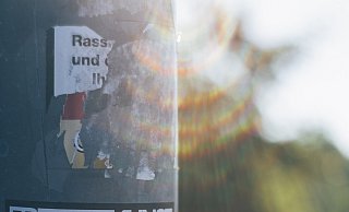 Unbekannte haben in Augustdorf Laternen mit rechtsradikalen Parolen beklebt. Der Staatsschutz ermittelt. - Symbolbild Pixabay