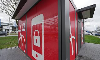 "LippeRadschloss Einchecken. Abstellen. Sicher." steht groß an der leuchtend roten Box, die nun an der Bielefelder Straße steht, gegenüber von Autohaus Stegelmann. Sie ist Teil eines Mobilitätspunkts. In Detmold gibt es zwei weitere. - Jost Wolf "LippeRadschloss Einchecken. Abstellen. Sicher." steht groß an der leuchtend roten Box, die nun an der Bielefelder Straße steht, gegenüber von Autohaus Stegelmann. Sie ist Teil eines Mobilitätspunkts. In Detmold gibt es zwei weitere. - Jost Wolf
