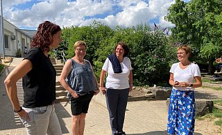 Kerstin Vieregge (Zweite von rechts) informiert sich bei Kita-Leiterin Bärbel Happ (von rechts), Heike Höltke und Tanja Süllwold über das "alltagsintegrierte Forschen" in der Kita Abakus in Wendlinghausen. - Kerstin Vieregge