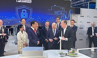 Am Stand von Phoenix Contact: Iriana Widodo (v.l.), Joko Widodo (Präsident Indonesien), Kanzler Olaf Scholz und Frank Stührenberg, CEO Phoenix Contact. - Matthias Bungeroth Am Stand von Phoenix Contact: Iriana Widodo (v.l.), Joko Widodo (Präsident Indonesien), Kanzler Olaf Scholz und Frank Stührenberg, CEO Phoenix Contact. - Matthias Bungeroth