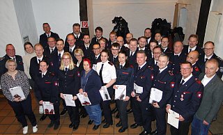 Ehrungen gehören zur Jahreshauptversammlung der Feuerwehr Horn-Bad Meinberg dazu, und zwar für langjährige Mitgliedschaft und Beförderungen. - Hajo Gärtner