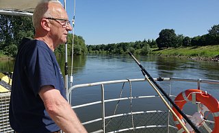 Fährmann seit mehr als zehn Jahren: Martin Deppe wohnt selbst in Stemmen. Zum Fährbetrieb sagt er: Die Plattform zum Einsteigen liegt im Wasser. Wir können maximal bis zu einem Wasserstand von etwa 220 Zentimeter übersetzen. - Axel Bürger Fährmann seit mehr als zehn Jahren: Martin Deppe wohnt selbst in Stemmen. Zum Fährbetrieb sagt er: Die Plattform zum Einsteigen liegt im Wasser. Wir können maximal bis zu einem Wasserstand von etwa 220 Zentimeter übersetzen. - Axel Bürger
