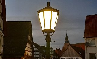 Strahlen im umwelt- und geldbeutelschonenden Licht: Die Laternen in der Schwalenberger Altstadt. - Michaela Weisse