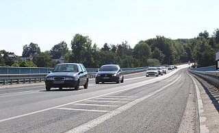 Viel Verkehr: Eine Ampelanlage regelt den Verkehr auf der einspurigen Straße über die Passadetalbrücke. Am Montagnachmittag ist es hier zu einem Unfall gekommen. - Archivfoto: Nadine Uphoff Viel Verkehr: Eine Ampelanlage regelt den Verkehr auf der einspurigen Straße über die Passadetalbrücke. Am Montagnachmittag ist es hier zu einem Unfall gekommen. - Archivfoto: Nadine Uphoff
