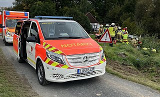 Rund 25 Einsatzkräfte sind am Dienstagnachmittag in den Bad Salzufler-Ortsteil Wüsten ausgerückt. Nahe eines Feldes war ein Rasenmäher-Traktor in einem Graben gestürzt und hatte einen Mann eingeklemmt. - Andre Brokbartold / Feuerwehr Bad Salzuflen Rund 25 Einsatzkräfte sind am Dienstagnachmittag in den Bad Salzufler-Ortsteil Wüsten ausgerückt. Nahe eines Feldes war ein Rasenmäher-Traktor in einem Graben gestürzt und hatte einen Mann eingeklemmt. - Andre Brokbartold / Feuerwehr Bad Salzuflen