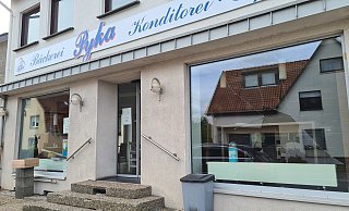 Die Schaufensterscheiben der Bäckerei Pyka sind am Dienstagmorgen beschädigt worden. - Nadine Uphoff