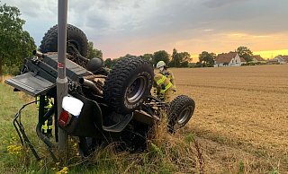 Der Geländewagen liegt nach dem Unfall kopfüber auf einem Feld. - Feuerwehr Bad Salzuflen