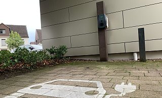 An der Ladesäule am Rathaus werden die Fahrzeuge der Gemeindeverwaltung geladen, weitere Ladesäulen für den Gemeindefuhrpark sollen hinzukommen. Foto: Birgit Guhlke - Birgit Guhlke An der Ladesäule am Rathaus werden die Fahrzeuge der Gemeindeverwaltung geladen, weitere Ladesäulen für den Gemeindefuhrpark sollen hinzukommen. Foto: Birgit Guhlke - Birgit Guhlke