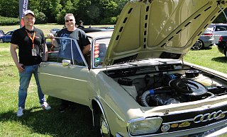 Der Veteran des Treffens am Schiedersee: ein Audi 100, Baujahr 1969, 90 PS. Von links: Audi-Fan Günter Hartmann lässt sich vom stolzen Besitzer Martin Brocke erklären, warum der Oldtimer nach 370.000 Kilometern Fahrleistung immer noch läuft wie ein Uhrwerk. - Hajo Gärtner