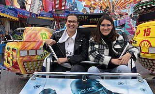 LZ-Praktikantin Tamina-Shirin Marten (links) und LZ-Volontärin Chiara Wibbeke vor ihrer Fahrt im Break Dance. Das Fahrgeschäft ist ihr persönliches Highlight der Kirmes. - Antonio Noack LZ-Praktikantin Tamina-Shirin Marten (links) und LZ-Volontärin Chiara Wibbeke vor ihrer Fahrt im Break Dance. Das Fahrgeschäft ist ihr persönliches Highlight der Kirmes. - Antonio Noack