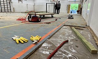 Eine Spezialfirma für Wasserschäden hat mit den Abrissarbeiten in der Turnhalle begonnen. - Seda Hagemann Eine Spezialfirma für Wasserschäden hat mit den Abrissarbeiten in der Turnhalle begonnen. - Seda Hagemann