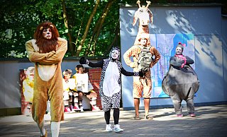 Löwe Alex (Jens Kanne), Zebra Marty (Svenja Blume), Giraffe Melman (Simon Kaiser) und Nilpferd Gloria (Jasna Plate) sind die Hauptdarsteller des Musical-Abenteuers „Madagascar". Publikumslieblinge sind aber alle knapp 65 Schauspieler. - Nicole Ellerbrake Löwe Alex (Jens Kanne), Zebra Marty (Svenja Blume), Giraffe Melman (Simon Kaiser) und Nilpferd Gloria (Jasna Plate) sind die Hauptdarsteller des Musical-Abenteuers „Madagascar". Publikumslieblinge sind aber alle knapp 65 Schauspieler. - Nicole Ellerbrake