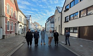 Am späten Vormittag ist nicht viel los, doch morgens und am Nachmittag wird es voll auf der Schuhstraße. Der Umbau habe die Verkehrssituation nicht verbessert, der Ausbau verführe zudem zum Rasen, sind sich die Anwohner einig (von links): Claudia und Carsten Meier, Philip Marx, Lilo Marx, Monika Baldischwyler und Carsten Delker. - Katrin Kantelberg Am späten Vormittag ist nicht viel los, doch morgens und am Nachmittag wird es voll auf der Schuhstraße. Der Umbau habe die Verkehrssituation nicht verbessert, der Ausbau verführe zudem zum Rasen, sind sich die Anwohner einig (von links): Claudia und Carsten Meier, Philip Marx, Lilo Marx, Monika Baldischwyler und Carsten Delker. - Katrin Kantelberg