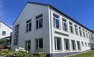 Frohe Kunde aus Düsseldorf: Die Sanierung der Fassade der Alten Schule in Brakelsiek wird mit 21.000 Euro gefördert. - Silke Buhrmester Frohe Kunde aus Düsseldorf: Die Sanierung der Fassade der Alten Schule in Brakelsiek wird mit 21.000 Euro gefördert. - Silke Buhrmester