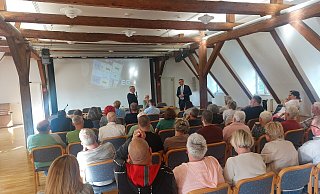 Rund 50 Brakelsieker haben an der Versammlung teilgenommen und ihre Bedenken zur geplanten Flüchtlingsunterkunft geäußert. - Michaela Weiße Rund 50 Brakelsieker haben an der Versammlung teilgenommen und ihre Bedenken zur geplanten Flüchtlingsunterkunft geäußert. - Michaela Weiße