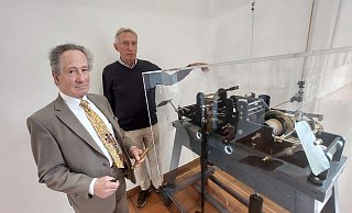 Uhrmachermeister Günter Dalek (links) und Ulrich Opel, Vorsitzender des Heimatvereins Schieder, freuen sich, dass die alte Turmuhr aus dem späten 19. Jahrhundert nun einen Platz im Foyer des Rathauses erhalten hat. - Michaela Weiße